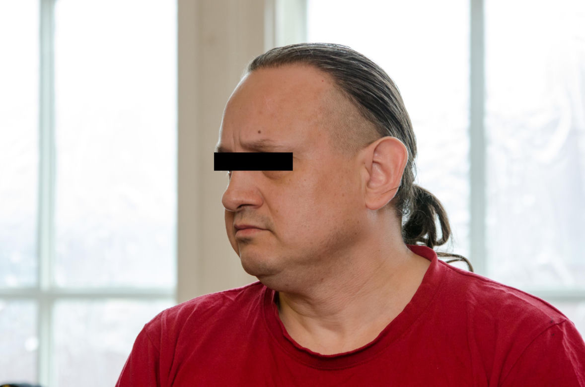PODCIĄŁ JEJ GARDŁO NOŻYCZKAMI, BO GO NIE CHCIAŁA.