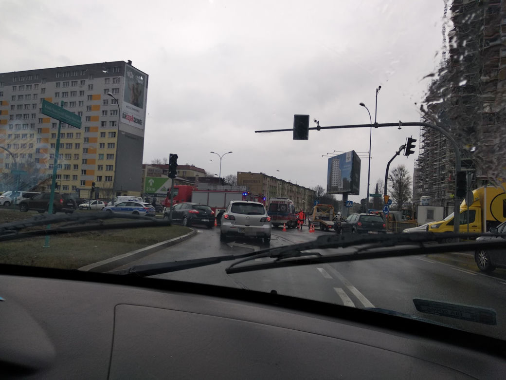 Białystok. Dachowanie samochodu osobowego na ul. Antoniukowskiej
