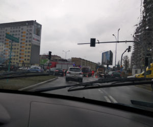 Białystok. Dachowanie samochodu osobowego na ul. Antoniukowskiej