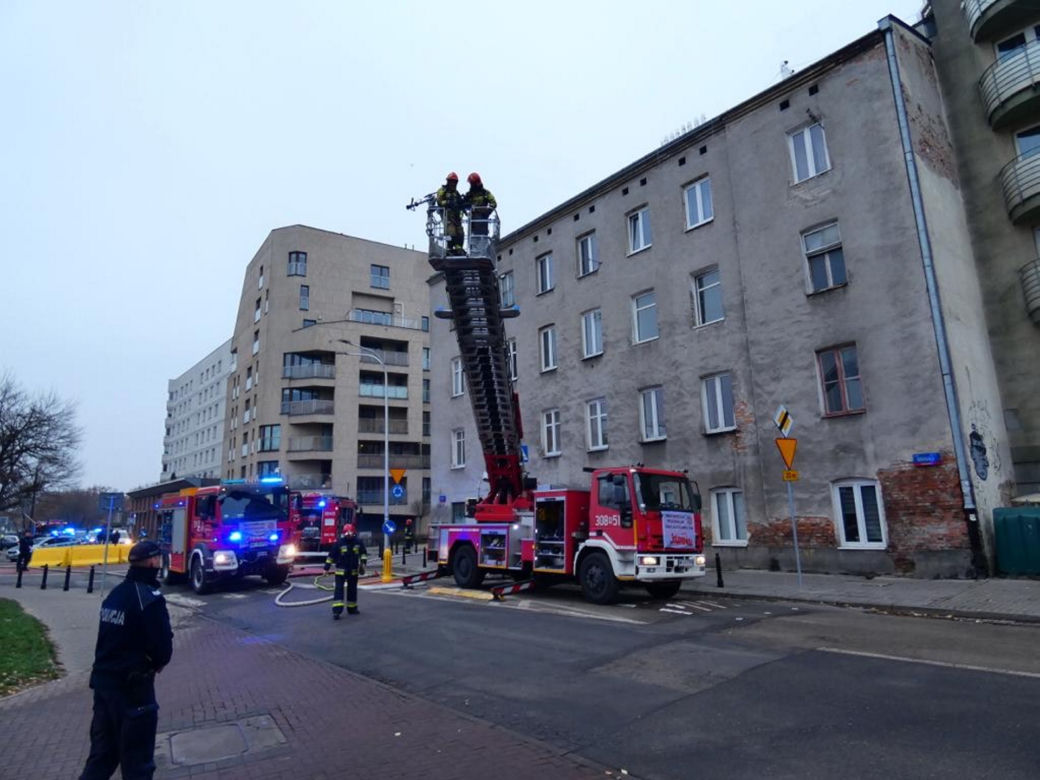 Warszawa. Płonie kamienica na Kamionku! Na miejscu osiem zastępów straży pożarnej!