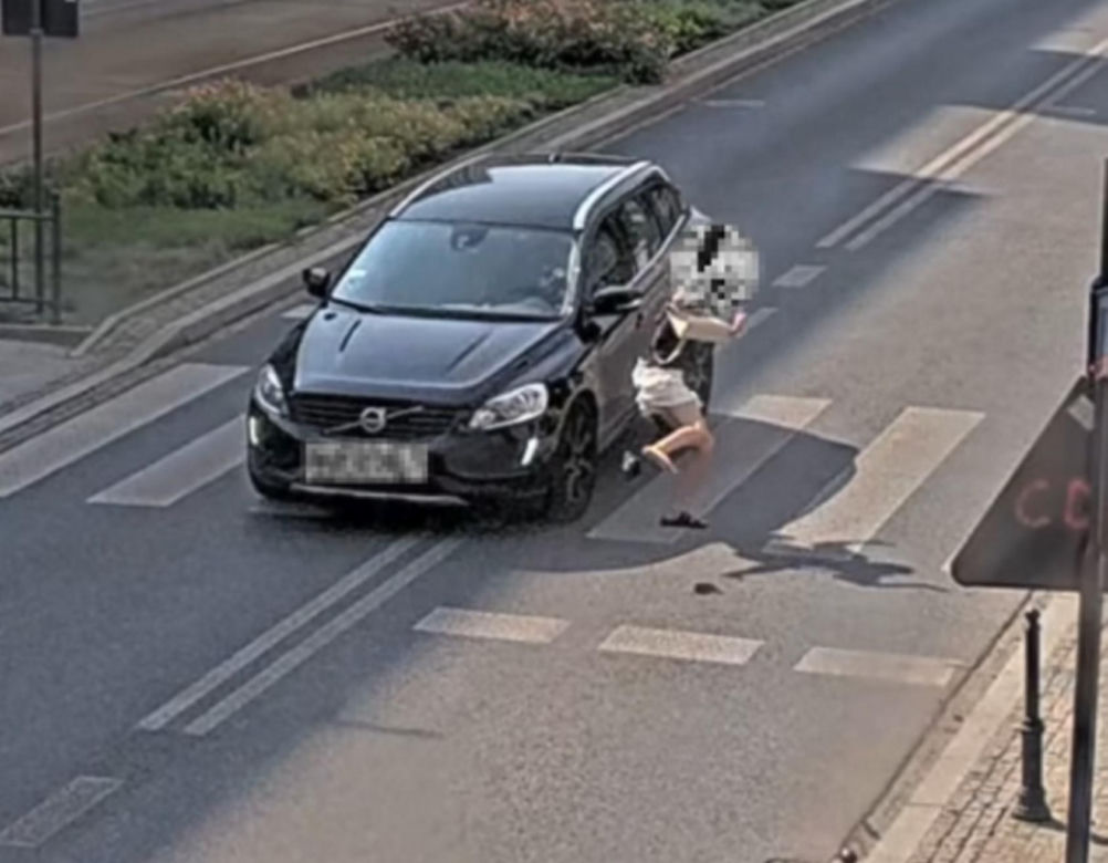  Łódź. Kobieta potrącona na przejściu. Patrzyła nie na drogę, tylko w telefon [ZDJĘCIA]