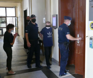 Brat chciał go zadźgać, zginął pod kołami auta