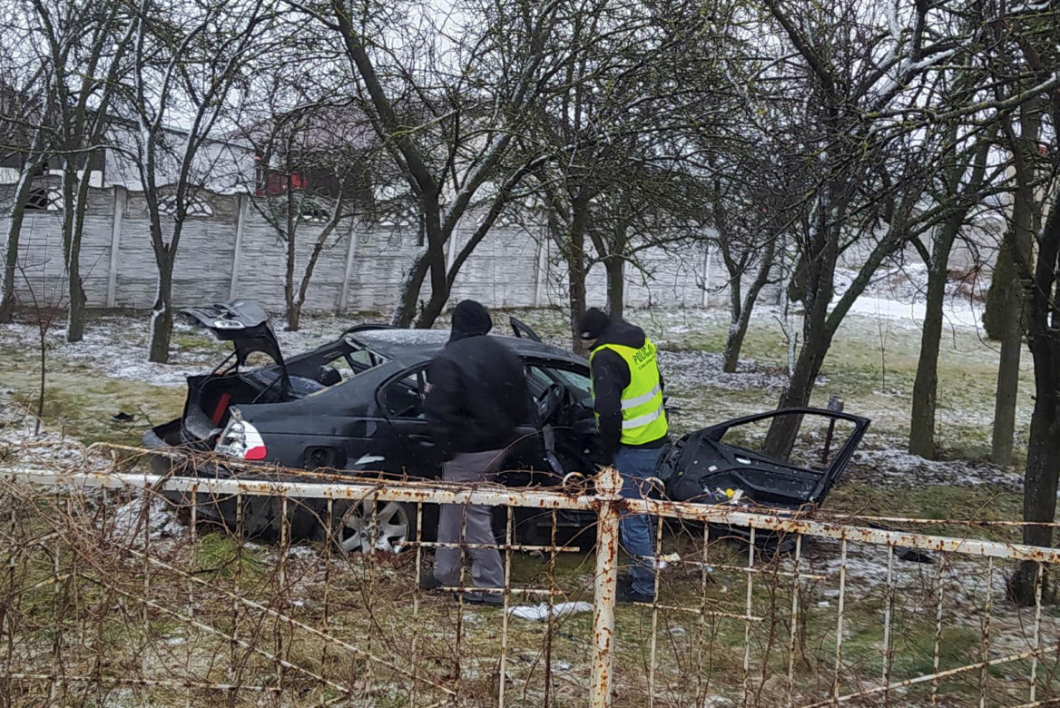 Drogowa makabra pod Siedlcami. Bmw walnęło w drzewo, auto rozpadło się na pół