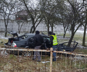 Drogowa makabra pod Siedlcami. Bmw walnęło w drzewo, auto rozpadło się na pół