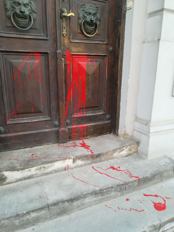 Siedziba ORA w Warszawie oblana farbą