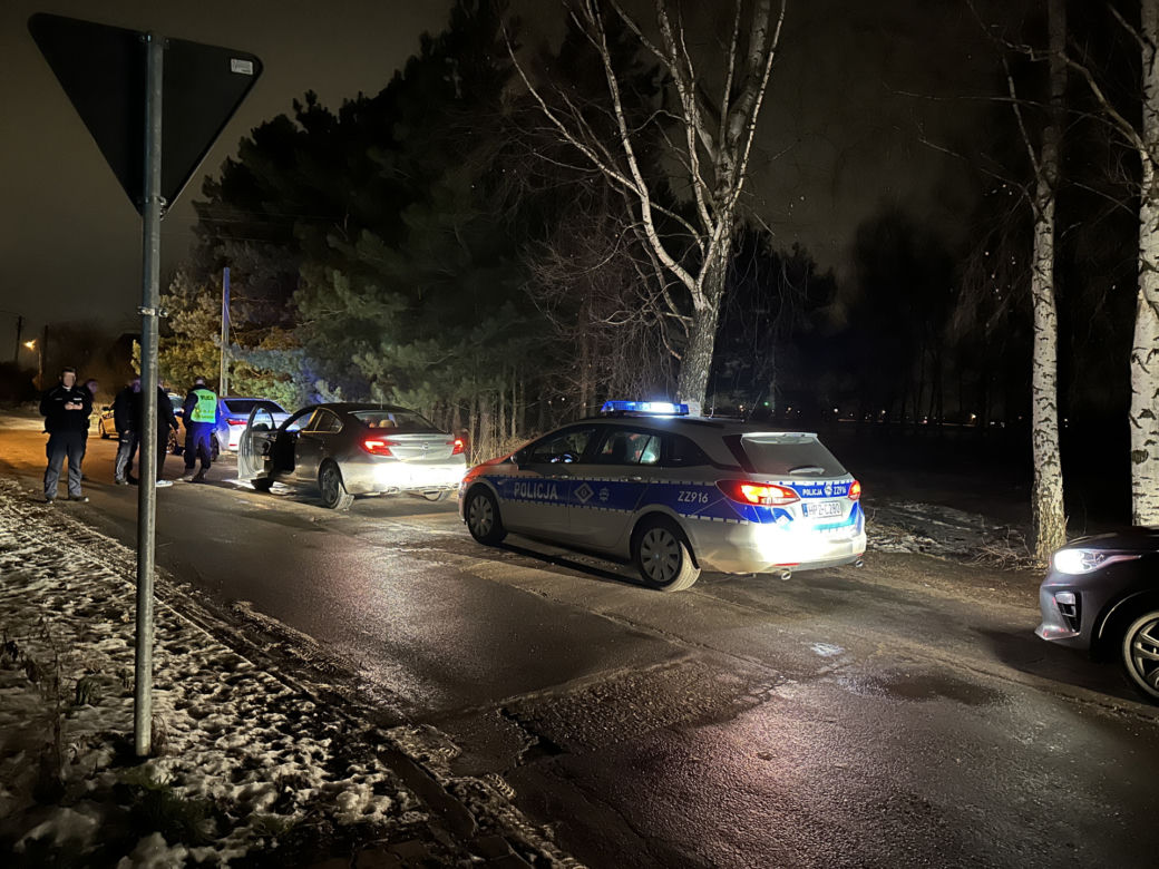Pościg za kradzioną toyotą przez 5 powiatów! Złodzieje porzucili auto i uciekli w las. Trwa obława