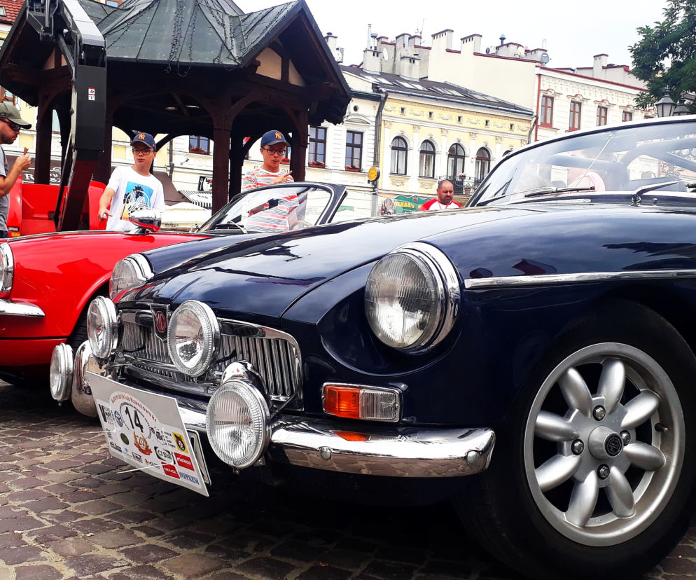 XX Podkarpacki Rajd Pojazdów Zabytkowych - konkurs elegancji na Rynku w Rzeszowie