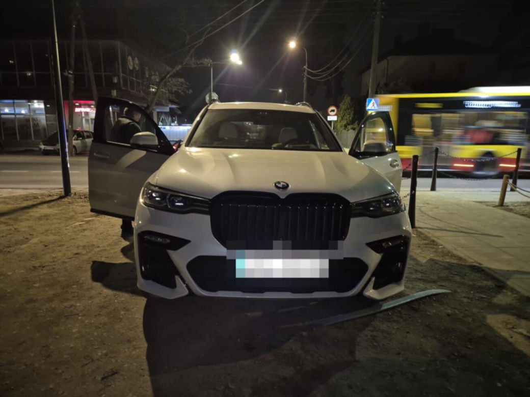 Białe BMW w którym doszło do napaści z użyciem młotka