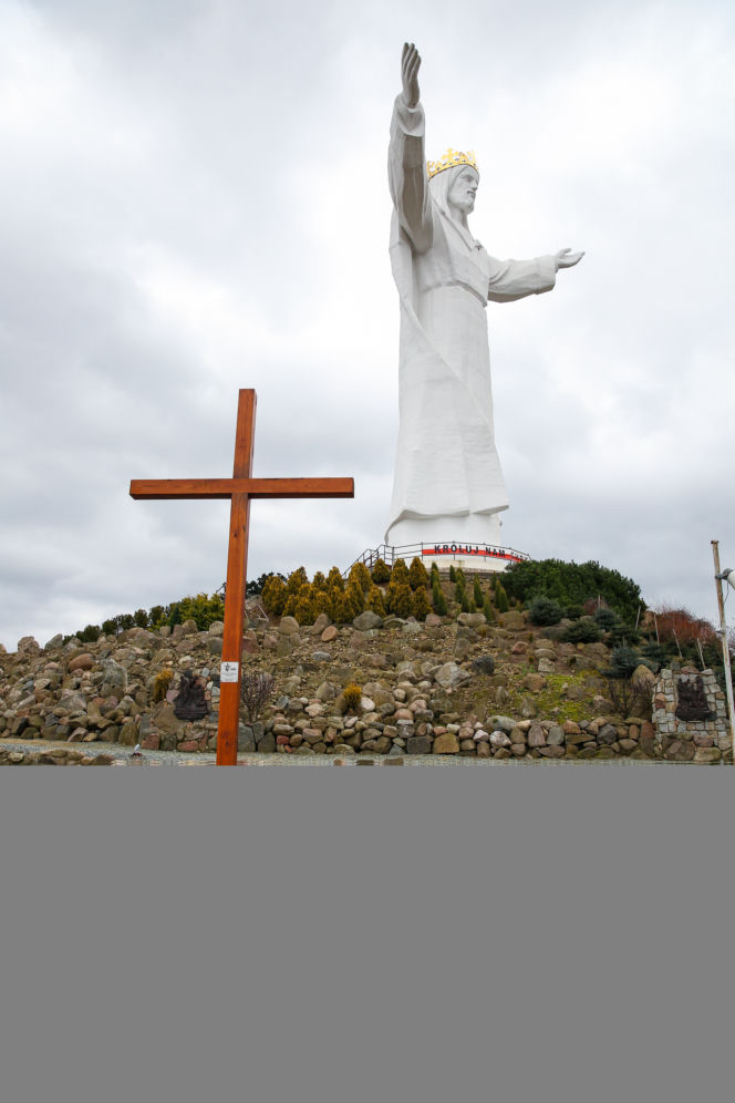 Anteny telefonii komórkowej w koronie statui Chrystusa w Świebodzinie