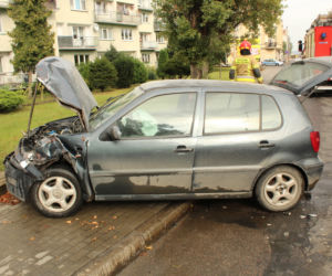 Grudziądz: Osobówka wjechała w autobus miejski! Kierowca uciekł [ZDJĘCIA]
