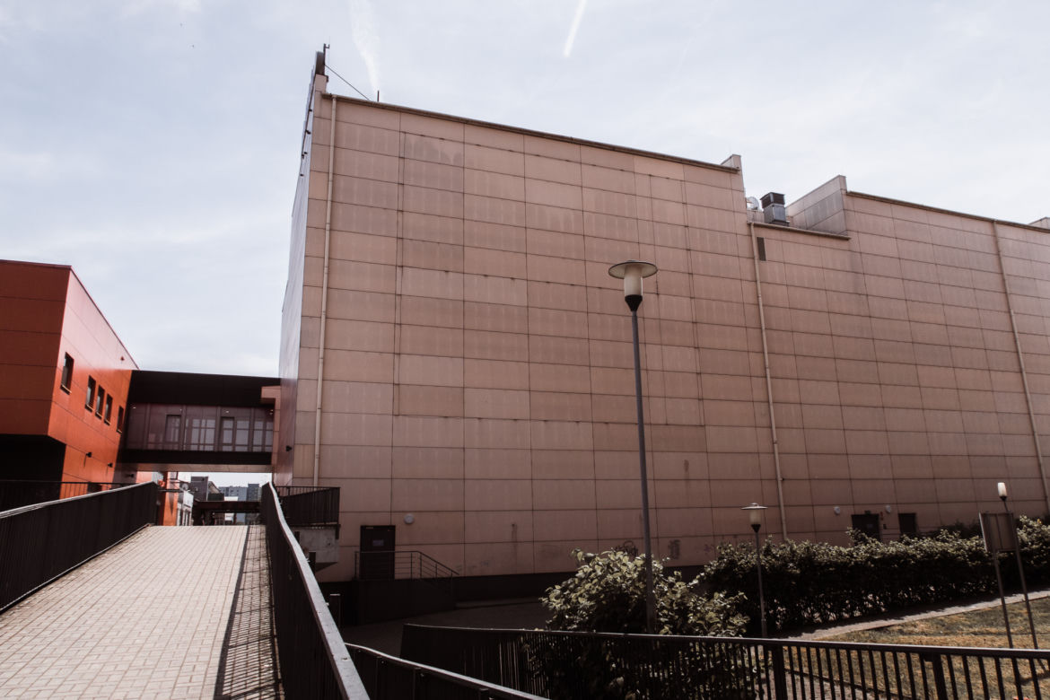 Duże centrum handlowe na sprzedaż. W środku klimat jak z „The Last of Us”