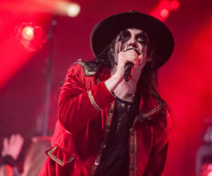 Skrupulatnie wyreżyserowany groteskowy spektakl okraszony nutą surrealizmu – Avatar zawładną Warszawą [RELACJA]