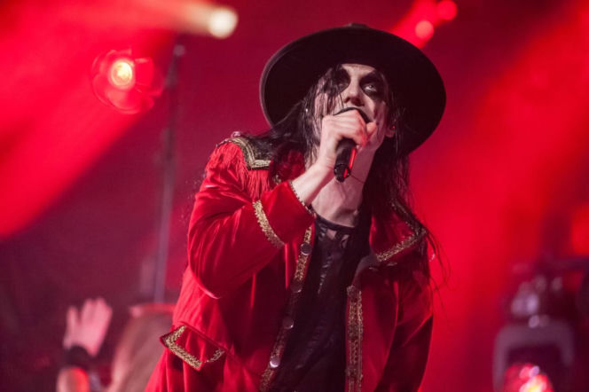 Skrupulatnie wyreżyserowany groteskowy spektakl okraszony nutą surrealizmu – Avatar zawładną Warszawą [RELACJA]