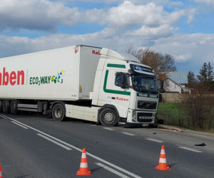 Zablokowana droga krajowa nr 9. TIR zderzył się z autem osobowym
