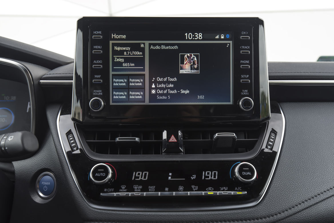 Toyota Corolla GR Sport 2.0 Hybrid Dynamic Force 184 KM e-CVT vs. Volkswagen Golf 8 1.5 eTSI 150 KM Style DSG7