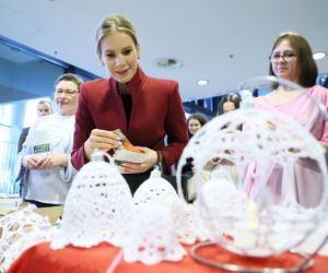 Marta Nawrocka w czerwieni