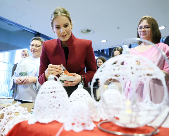 Marta Nawrocka w czerwieni