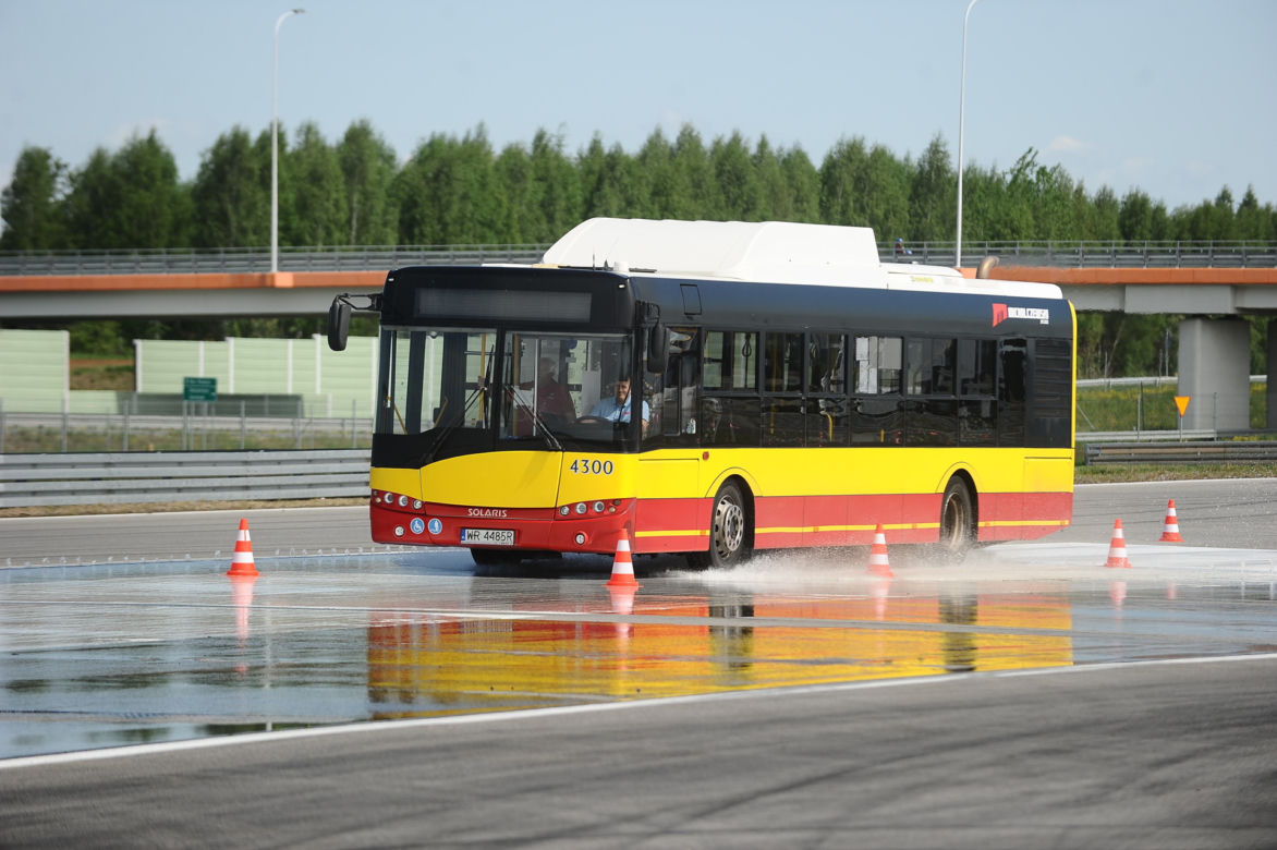 Pachołki latały jak kręgle. Tak wyglądały mistrzostwa kierowców autobusów 