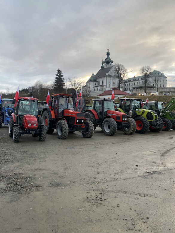 Rolnicy zebrali się pod sanktuarium. Ciągniki ruszają na Tarnów! Będą gigantyczne utrudnienia