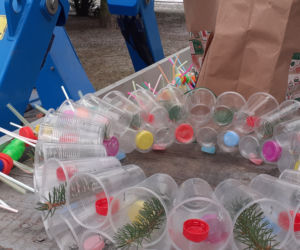 Choinka na LSM jest już ozdobiona. Dzieci przygotowały recyklingowe ozdoby [GALERIA, WIDEO]