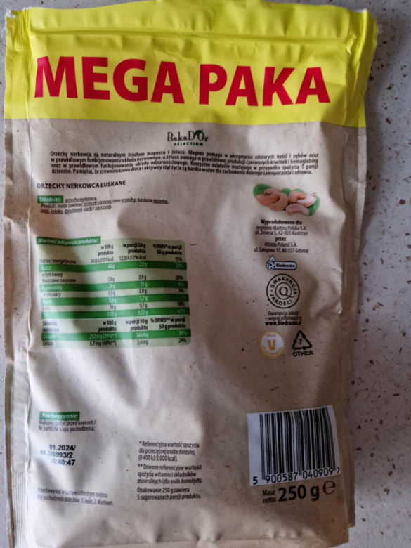 Otworzył paczkę z nerkowcami z Biedronki i złapał się za głowę. Jak to się tam znalazło?!