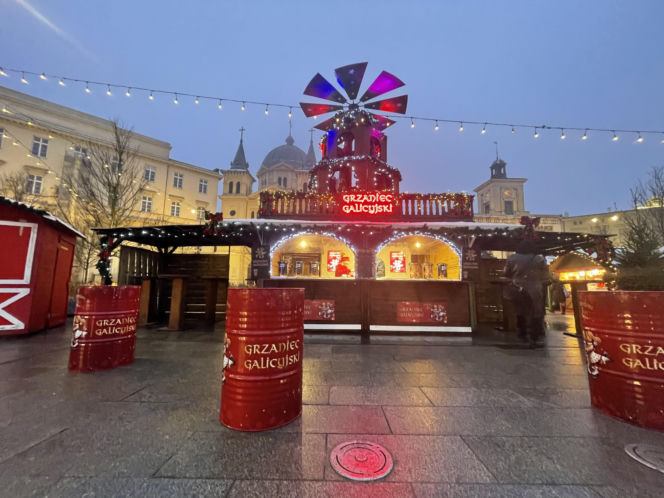 Pokémony, różowe gofry i zaskakujące różnice w cenach. Porównaliśmy łódzkie jarmarki