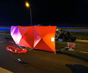Z całym impetem wjechał w tył ciężarówki. NIE ŻYJE pasażer. Nocna makabra na S5 pod Śmiglem