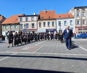 Polonez maturzystów z I LO na rynku w Ostrzeszowie