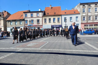 Polonez maturzystów z I LO na rynku w Ostrzeszowie