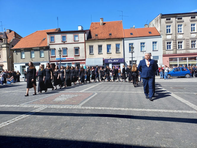 Polonez maturzystów z I LO na rynku w Ostrzeszowie