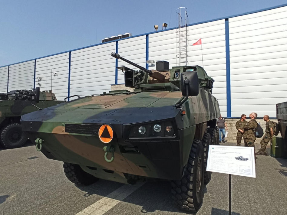 Rosomak z wieżą ZSSW-30, wyposażony w wyrzutnie PPK Spike