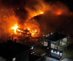 Potężny pożar zakładu pod Krakowem. Spłonęły autobusy i ciągnik rolniczy