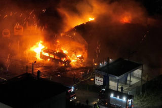 Potężny pożar zakładu pod Krakowem. Spłonęły autobusy i ciągnik rolniczy