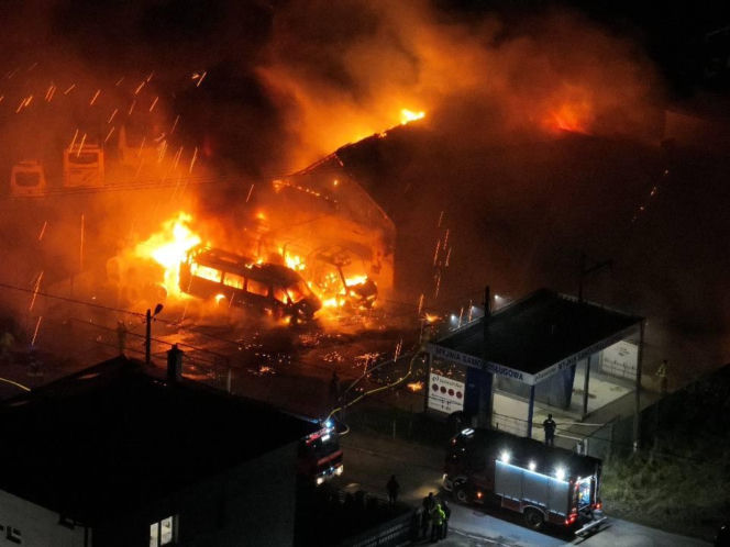 Potężny pożar zakładu pod Krakowem. Spłonęły autobusy i ciągnik rolniczy