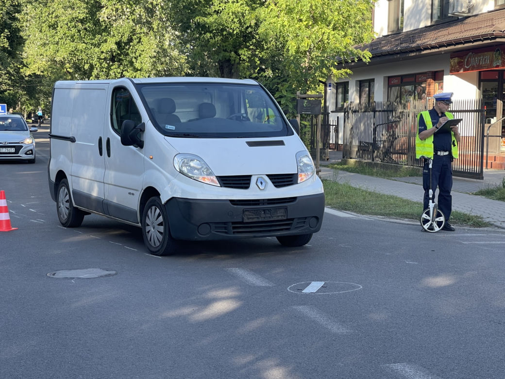 Dramat w Falenicy. Dziecko na rowerze wpadło pod busa. 9-latek w szpitalu, w akcji śmigłowiec