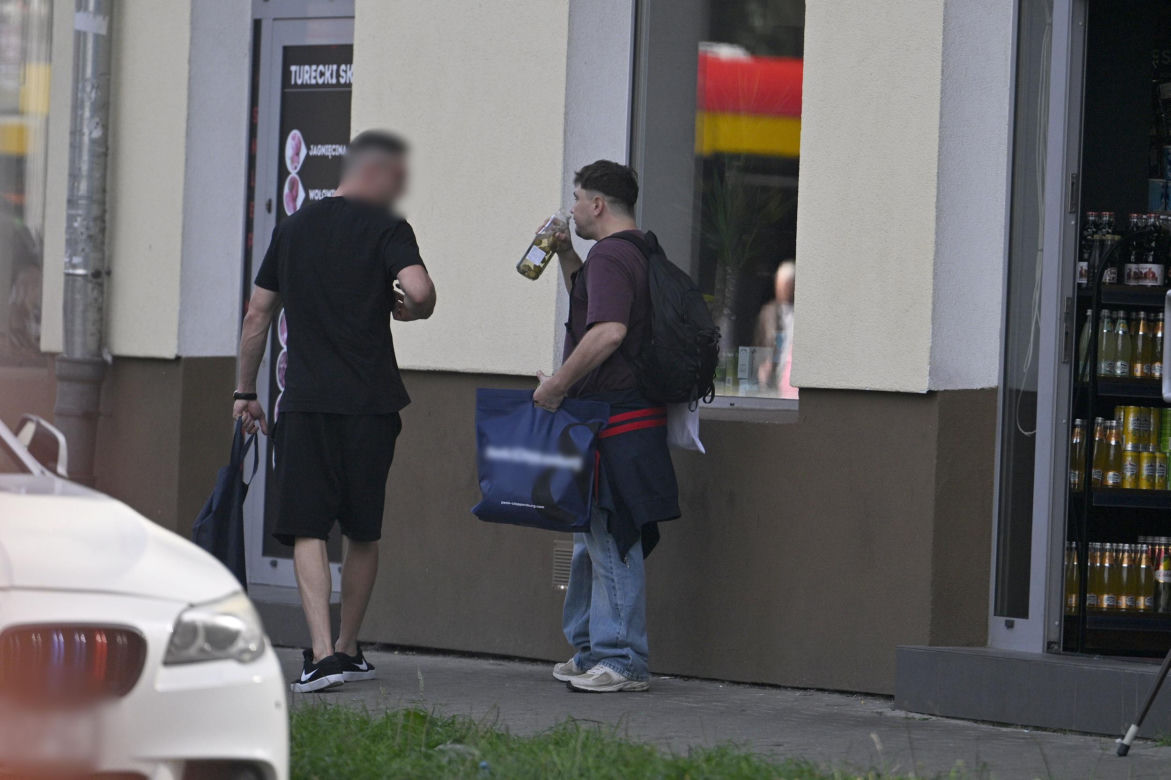Daniel Martyniuk ładnie się bawi w Warszawie. Mamy fotki