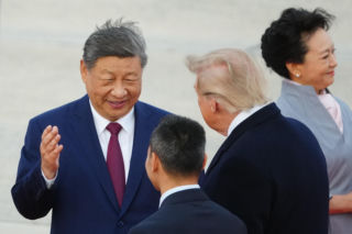 Przywódca Chin przyleciał do USA. Też przeszedł po czerwonym dywanie