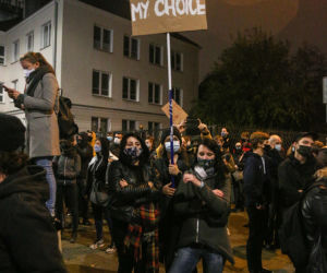 Nocne protesty pod domem Jarosława Kaczyńskiego