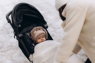 Zimowy spacer działa jak naturalny „usypiacz”. Pediatrzy wyjaśniają dlaczego