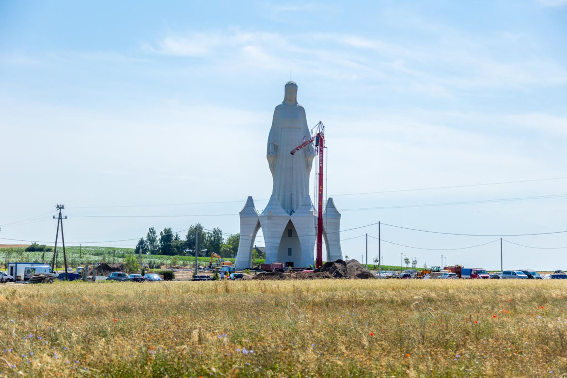 Budowa pomnika Matki Boskiej w Konotopiu