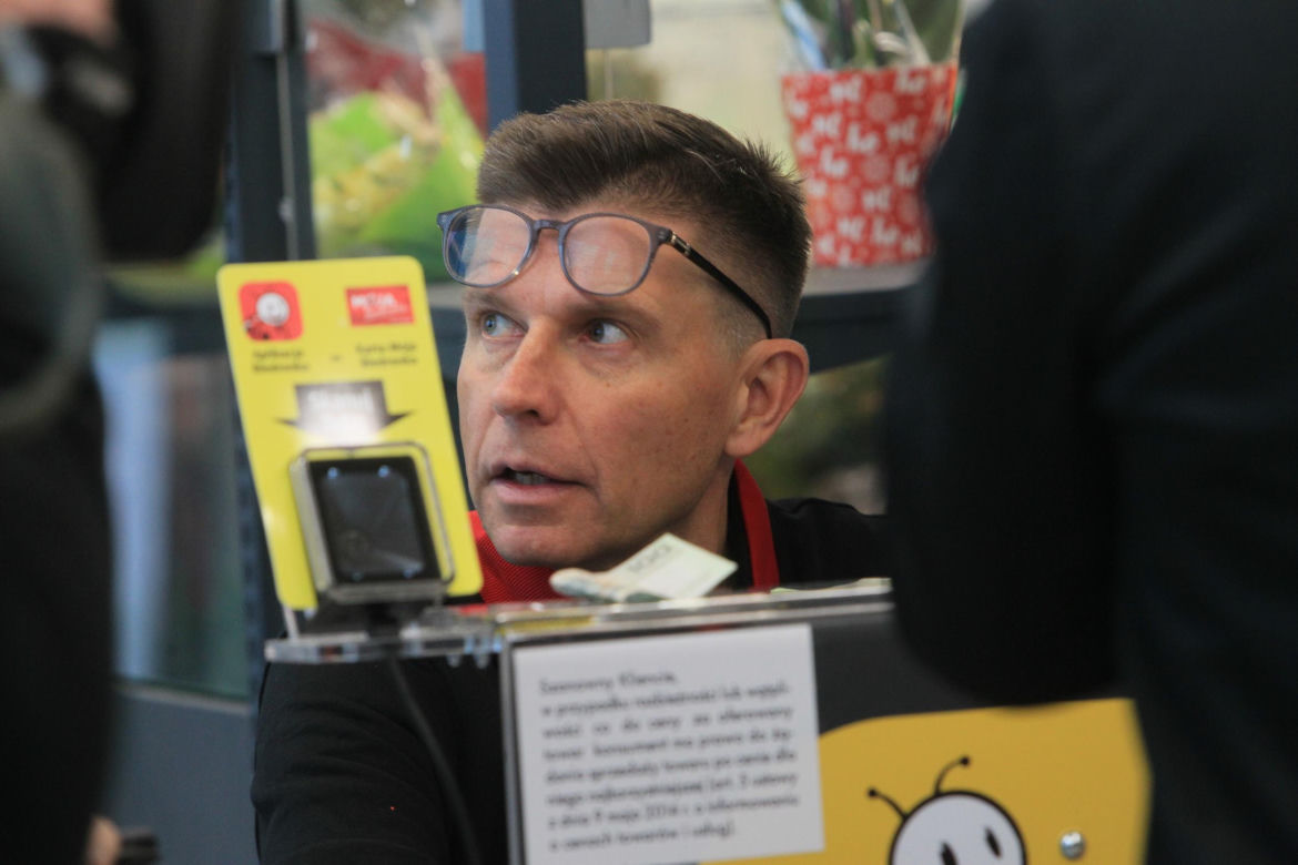 Ryszard Petru na kasie w Biedroonce