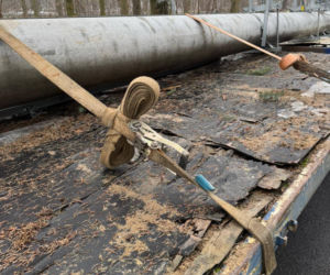 Ciągnik z naczepą, a na naczepie… nieoznakowany kilkumetrowy betonowy słup