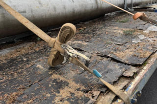 Ciągnik z naczepą, a na naczepie… nieoznakowany kilkumetrowy betonowy słup