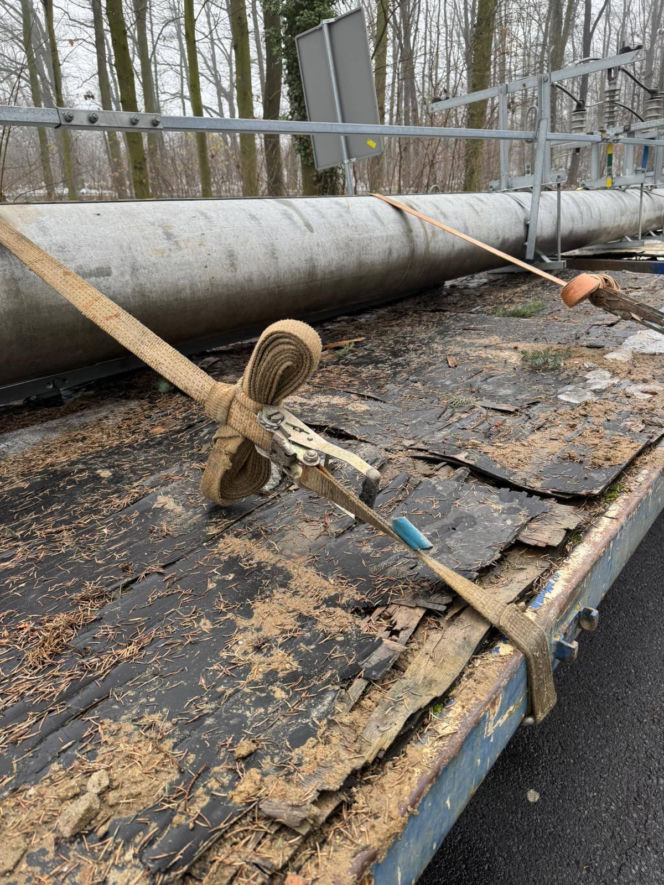 Ciągnik z naczepą, a na naczepie… nieoznakowany kilkumetrowy betonowy słup