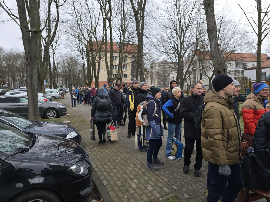 Kilkaset ludzi czeka przed wejściem do punktu obsługi grantobiorców w Tychach