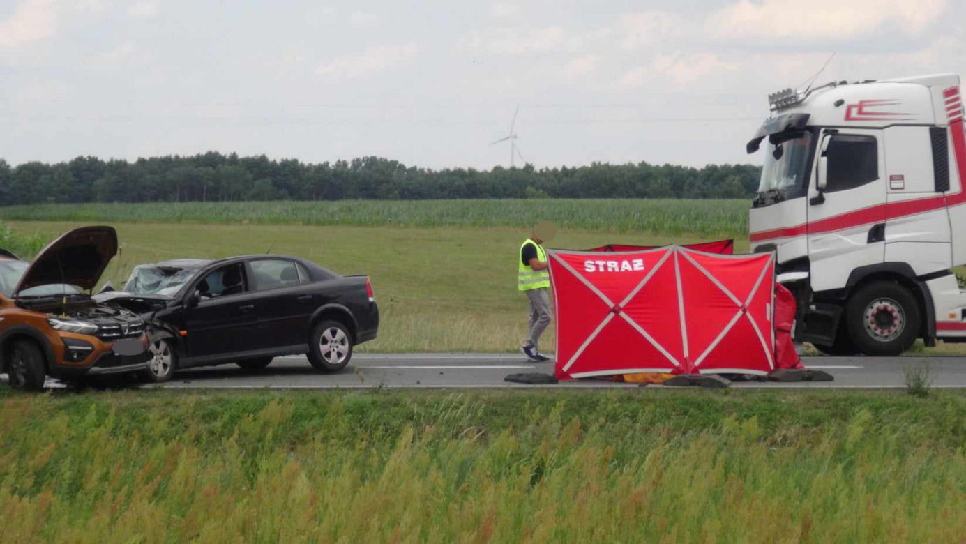 Makabryczny wypadek na DK 60. TIR zmasakrował osobówkę. Jedna osoba nie żyje