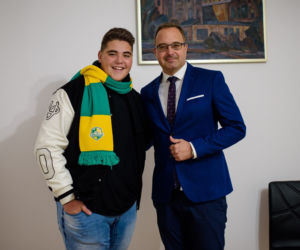 Reprezentant Australii na Eurowizję Junior na polskie korzenie. Jego dziadkowie mieszkali w Zawierciu