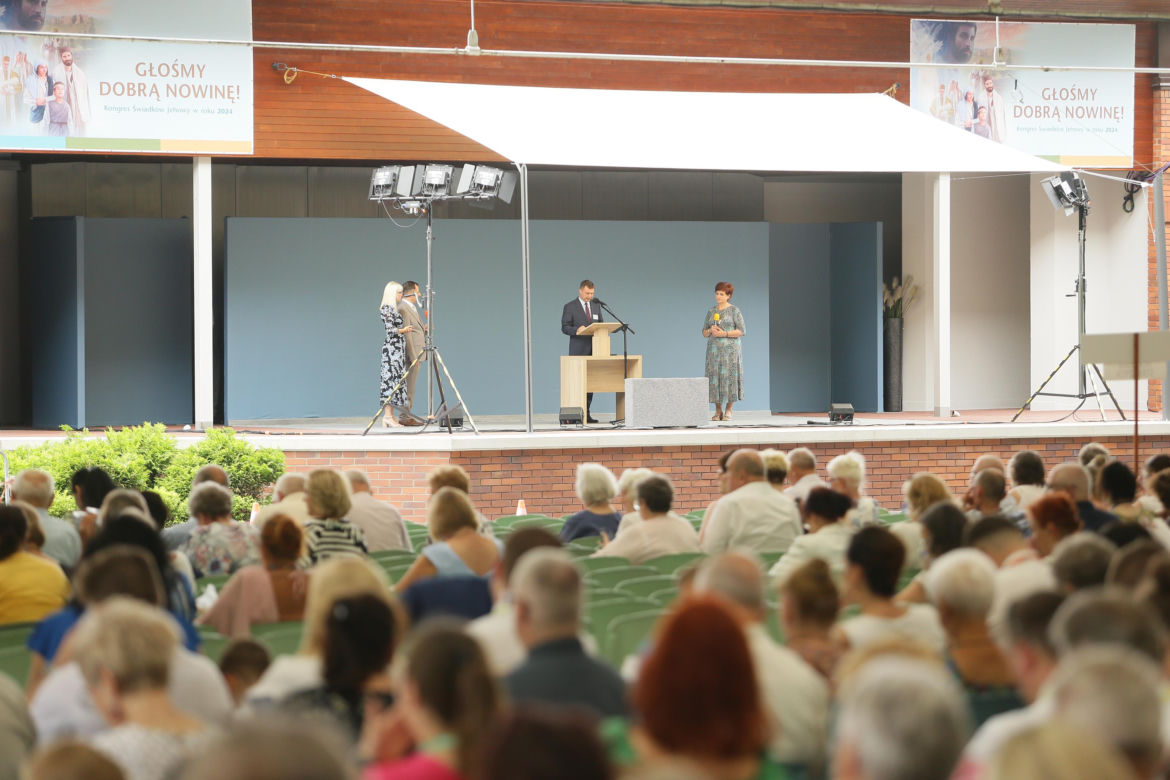 Kongres Świadków Jehowy 2024. W niedzielnych wydarzeniach wzięły udział tłumy