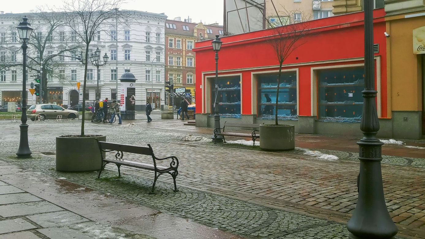 Przemalowana fasada pawilonu przy pl. Zgody