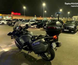 Nielegalne wyścigi samochodowe w Częstochowie. Aż 700 osób zebrało się na parkingu przed centrum handlowym. Interweniowała policja [ZDJĘCIA, WIDEO]